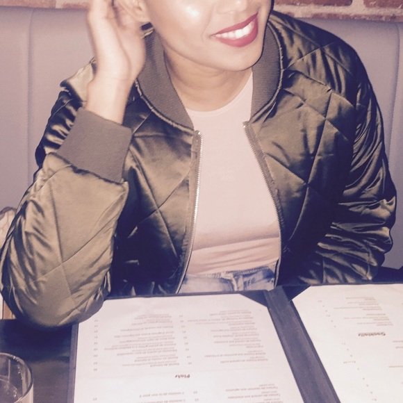 Green diamond bomber jacket w/ zipper. - Picture 2 of 5